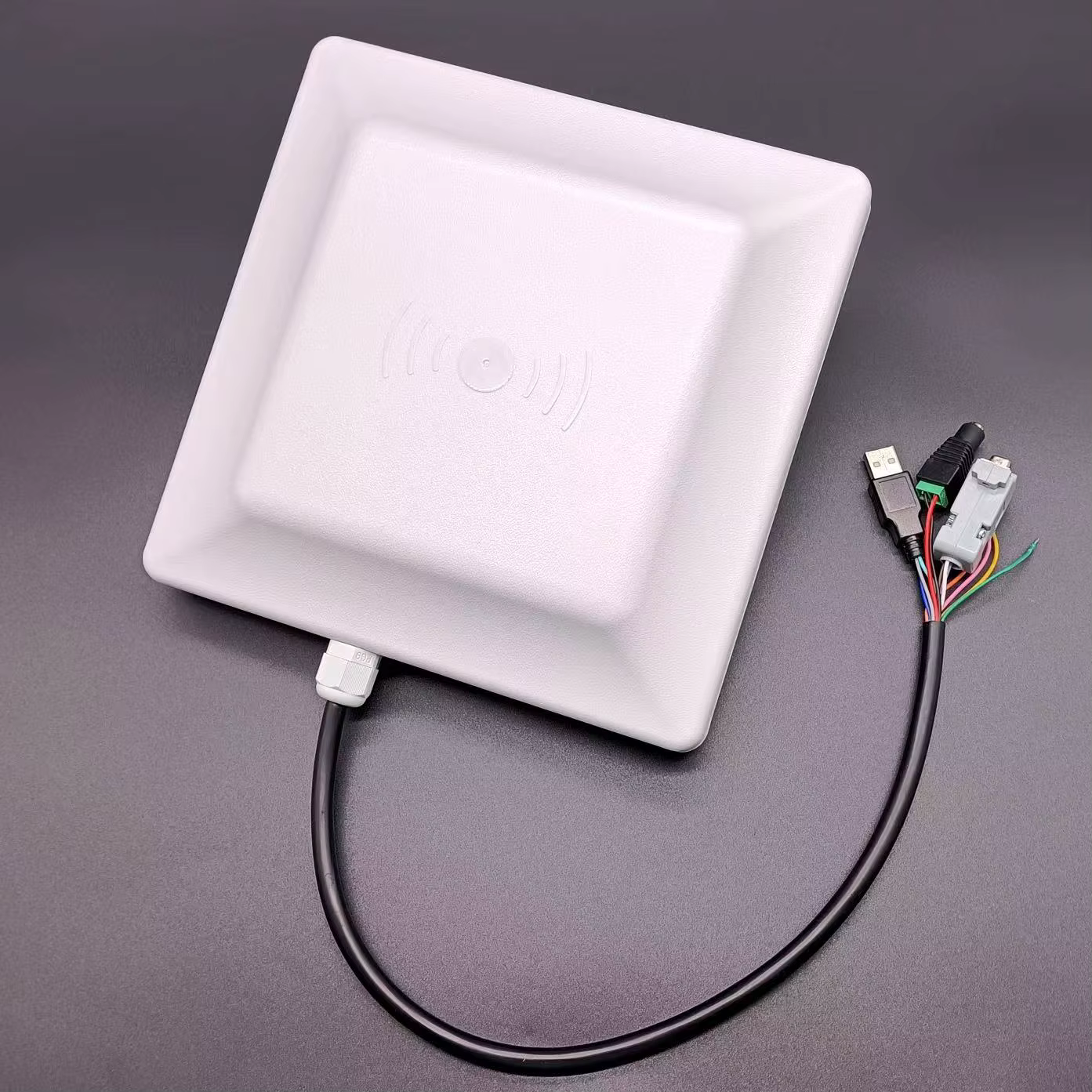 UHF RFID-читач со голем дострел (2–6 m), 7 dBi, излез Wiegand/RS232/RS485